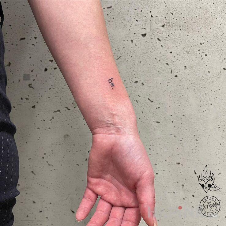 Tattoo Minimalistyczny napis in lettering motif and minimalistic style on the wrist
