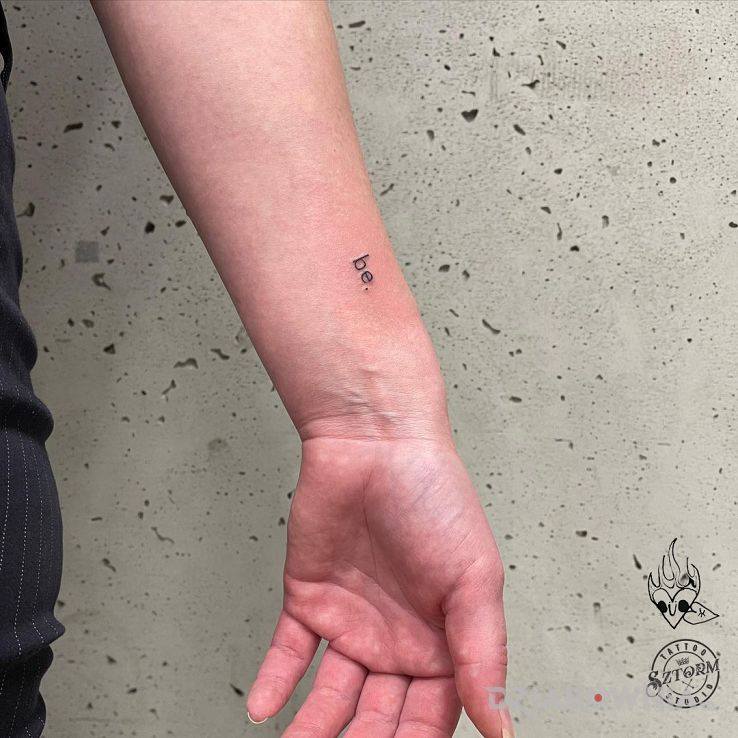 Tatuaż minimalistyczny napis w motywie napisy i stylu minimalistyczne na nadgarstku