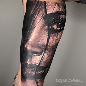 Tatuaż Mokra Włoszka ? na bicepsie motyw: czarno-szare styl: realistyczne
