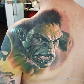 Tatuaż Hulk na łopatkach motyw: postacie
