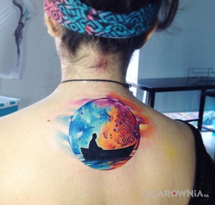Tatuaż na księżycu w motywie kolorowe na plecach