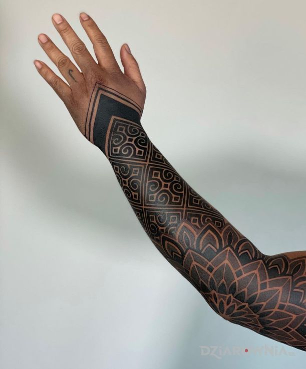 Tatuaż rękawek wykonany ze starannością w motywie rękawy i stylu geometryczne na przedramieniu