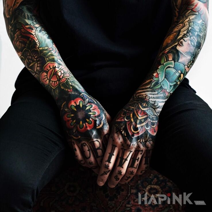 Tattoo Wydziarane łapy in lettering motif and oldschool style on the fingers