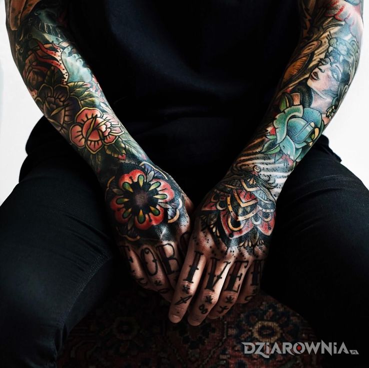 Tatuaż wydziarane łapy w motywie rękawy i stylu oldschool na dłoni