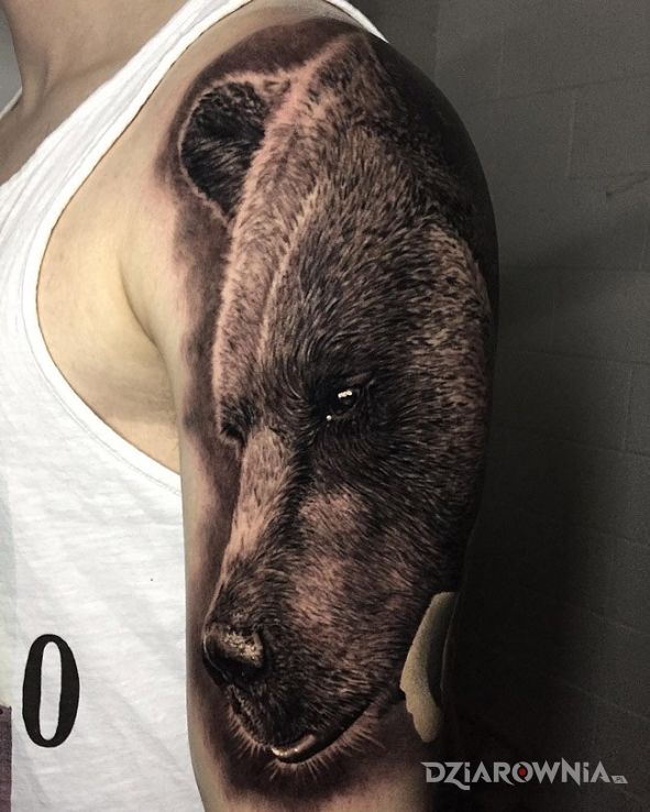 Tatuaż grizzle w motywie 3D i stylu realistyczne na ramieniu