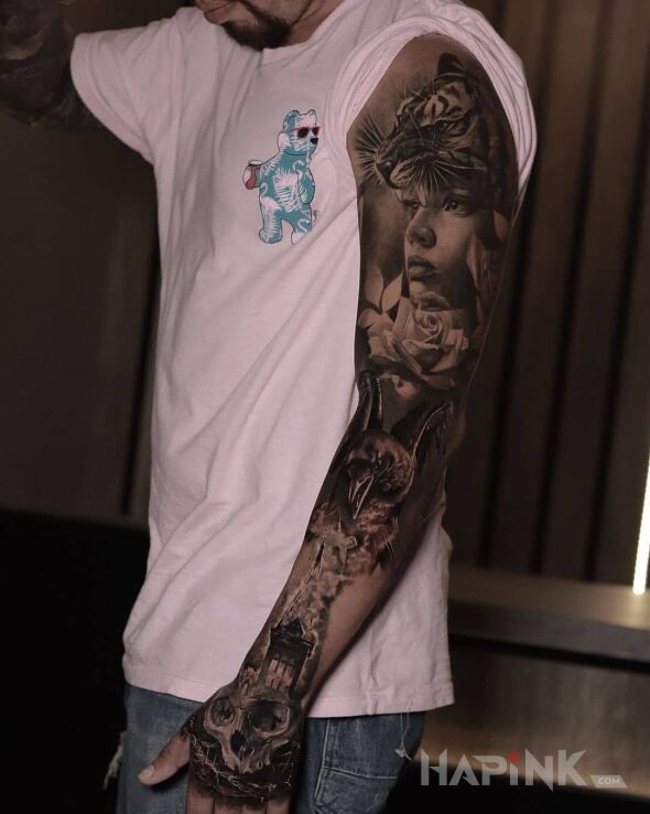 Tattoo Dziewczyna z tygryskiem in sleeves motif and realistic style on the hand