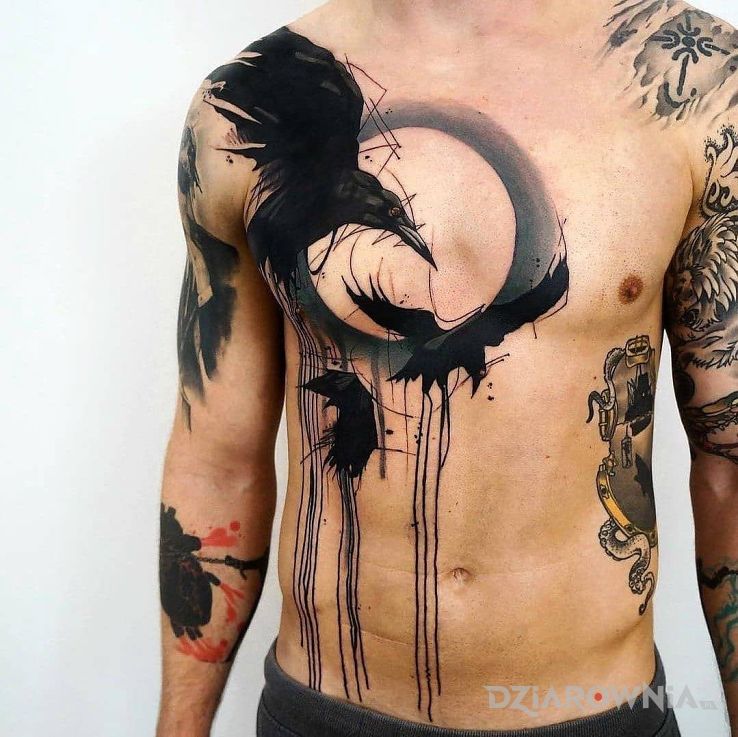 Tatuaż kruki czarne jak węgiel w motywie czarno-szare i stylu watercolor na brzuchu