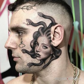 Tatuaż Piękna medusa na twarzy motyw: czarno-szare styl: realistyczne