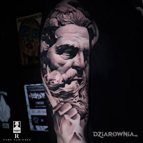Tatuaż Zeus na ramieniu motyw: twarze styl: realistyczne