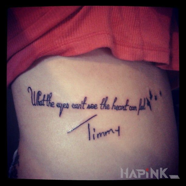 Tattoo Co z oczu to nie z serca in lettering motif on the ribs