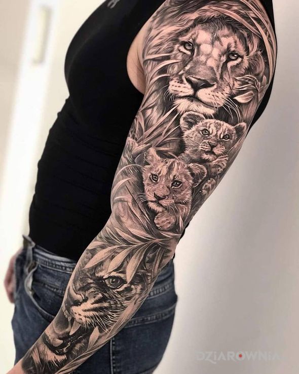 Tatuaż lwia familia w motywie czarno-szare i stylu realistyczne na ręce