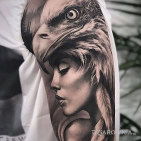 Tatuaż Kobieta orzeł na ręce motyw: zwierzęta styl: realistyczne