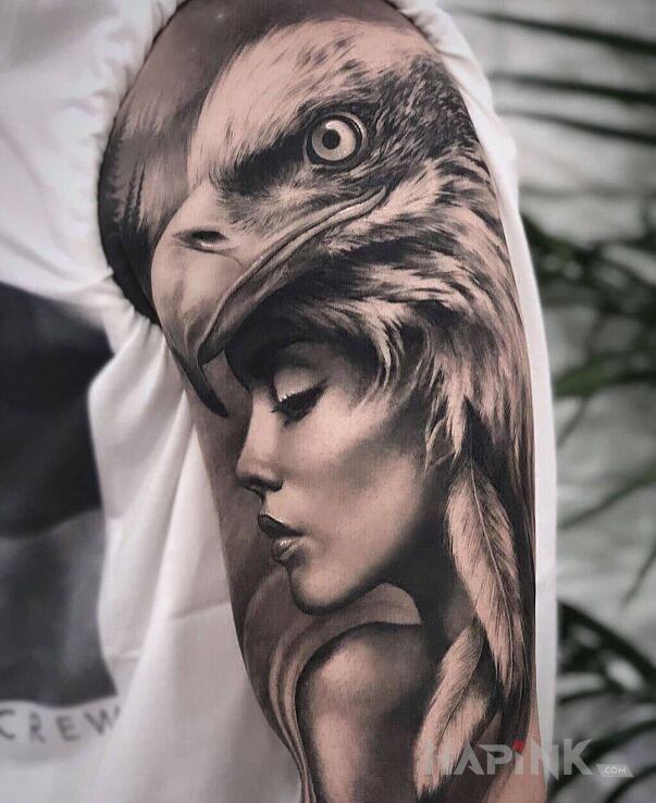 Tattoo Kobieta orzeł in black and gray motif and realistic style on the upper arm