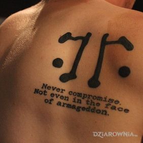 Tatuaż Tatuaz z przekazem na łopatkach motyw: napisy