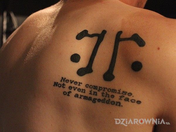 Tatuaż tatuaz z przekazem w motywie napisy na łopatkach