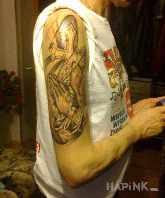 Tattoo Różaniec i krzyż in religious motif and realistic style On the arm
