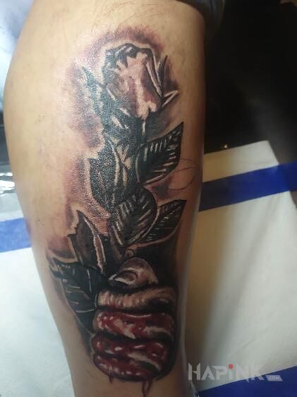 Tattoo Róża in black and gray motif and realistic style on the calf
