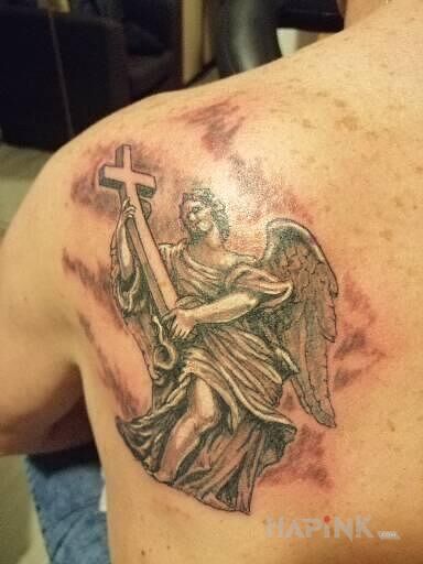 Tattoo Anioł z krzyżem w rękach in religious motif and graphic / illustrative style on the back