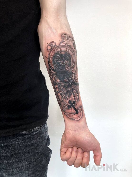 Tattoo Przykrycie starego tatuażu kompasem in cover-up motif and realistic style on the forearm