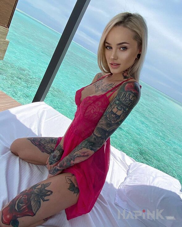 Tattoo Po prostu piekna blondynka in sleeves motif and graphic / illustrative style on the upper arm