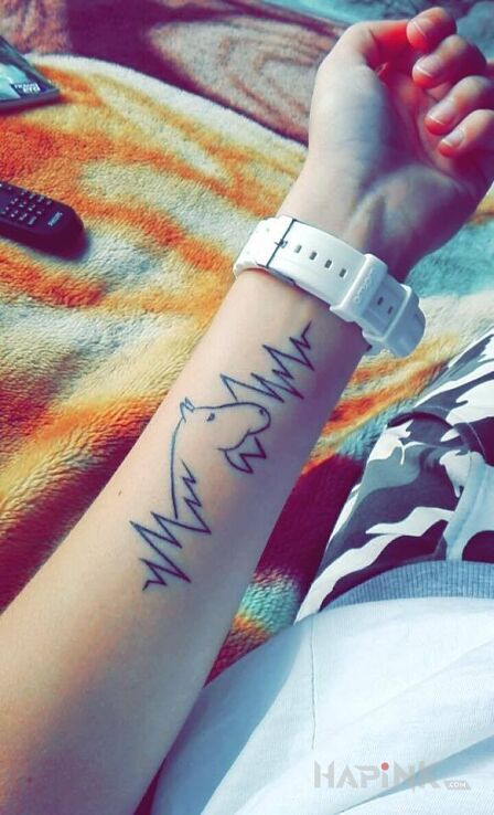Tattoo Koń + rytm serca in animals motif on the forearm