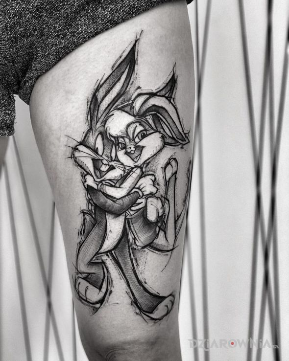 Tatuaż królik bugs i jego dziewczyna w motywie czarno-szare i stylu szkic na udzie