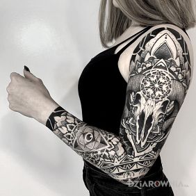 Tatuaż Czaszka wymieszana z nutą geometrii na przedramieniu motyw: mandale styl: realistyczne