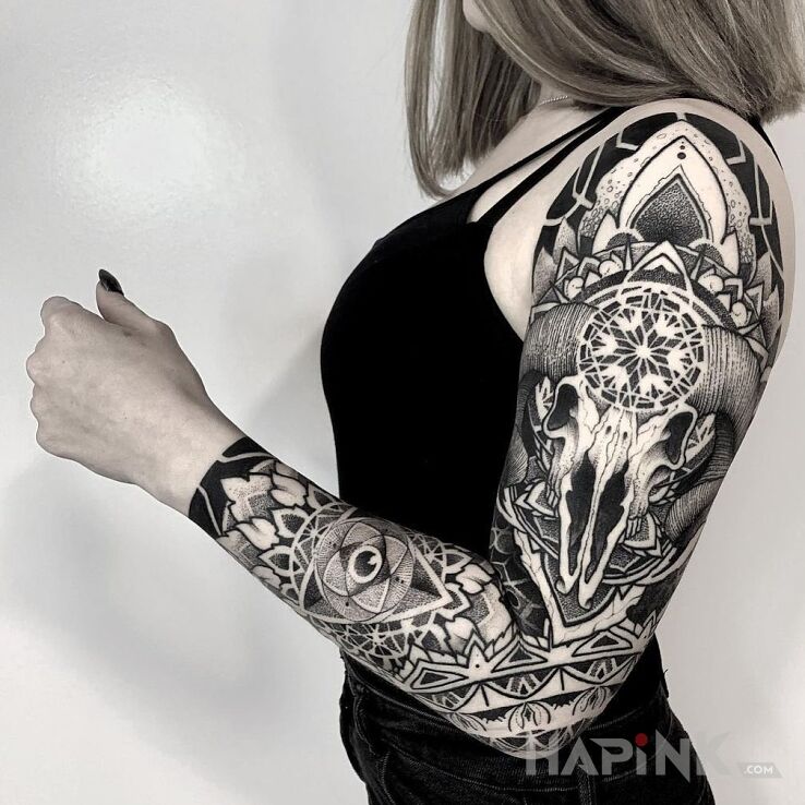 Tattoo Czaszka wymieszana z nutą geometrii in skulls motif and realistic style On the arm