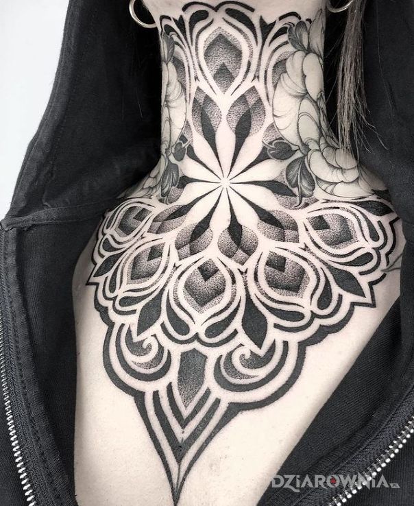 Tatuaż geo precyzja w motywie czarno-szare i stylu dotwork na klatce