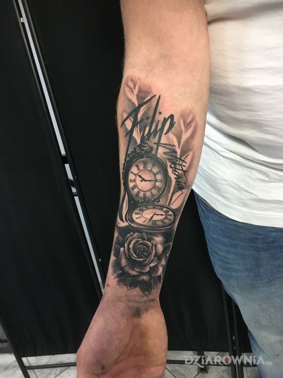Tatuaż tatoo w motywie czarno-szare i stylu graficzne / ilustracyjne na przedramieniu