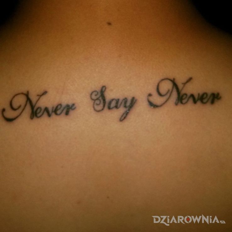 Tatuaż nigdy nie mów nigdy w motywie napisy na dłoni