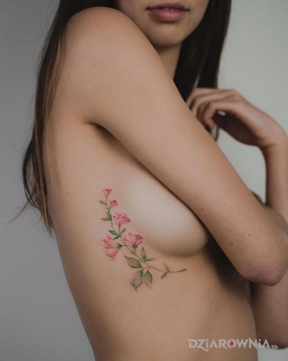 Tatuaż pąki kwiatów w motywie florystyczne i stylu realistyczne na żebrach