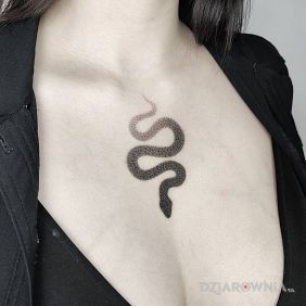 Tatuaż Wykropkowany wąż na klatce motyw: czarno-szare styl: dotwork