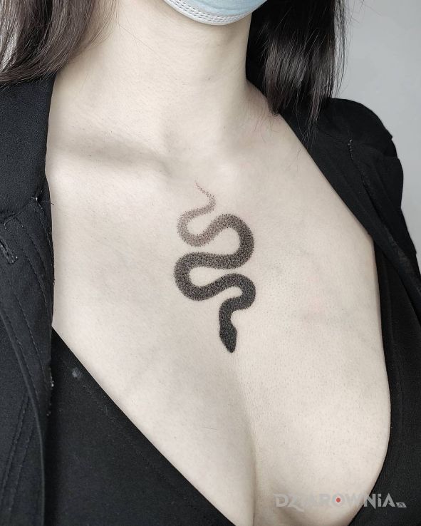 Tatuaż wykropkowany wąż w motywie zwierzęta i stylu dotwork na klatce