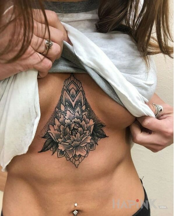 Tattoo Piwonia na wysportowanym brzuchu in flowers motif and graphic / illustrative style underboob