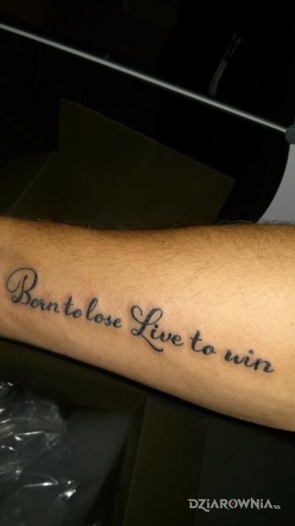 Tatuaż urodzony by przegrać żyje by wygrać w motywie napisy na dłoni