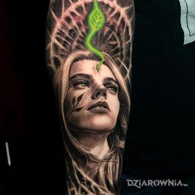 Tatuaż Zielony listek wyrastający z czoła na ręce motyw: 3D styl: realistyczne