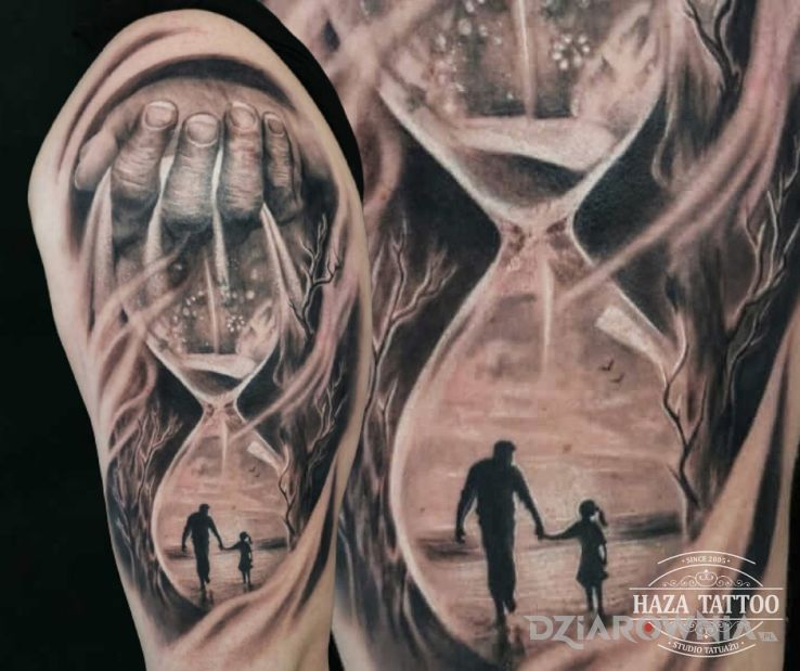 Tatuaż klepsydra rodzina przemijanie w motywie przedmioty i stylu realistyczne na ramieniu