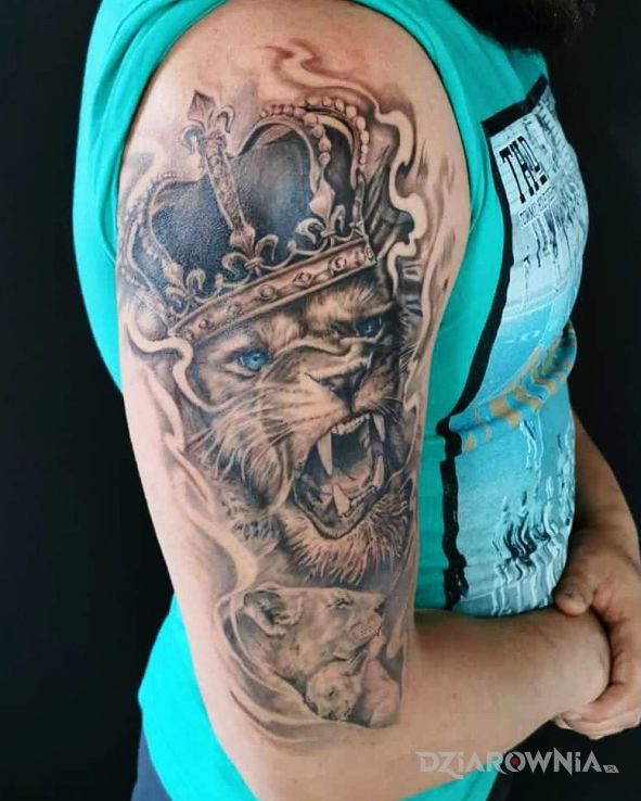 Tatuaż lew król rodzina w motywie kolorowe i stylu abstrakcyjne na ramieniu