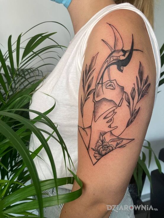 Tatuaż jaskółki tatuaż w motywie zwierzęta i stylu kontury / linework na ramieniu