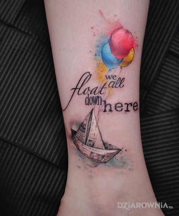 Tatuaż papierowa łódka i balont w motywie napisy na przedramieniu
