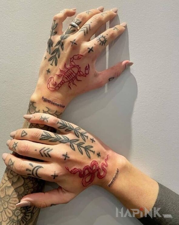 Tattoo Wąż i skorpion na czerwono in colorful motif and graphic / illustrative style on the fingers
