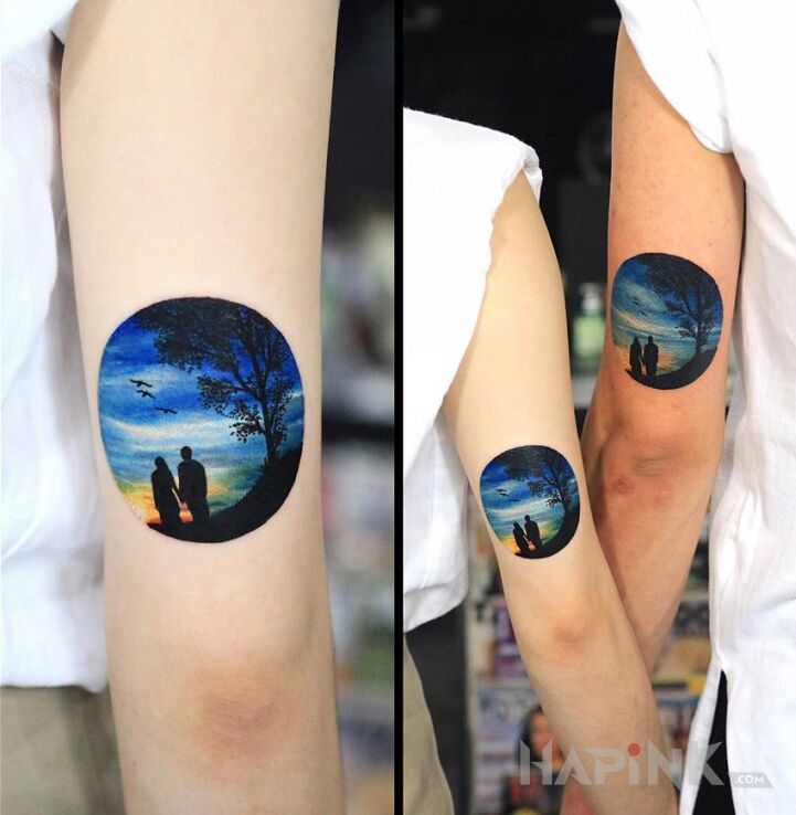 Tattoo Romantyczna chwila in Love motif on the upper arm