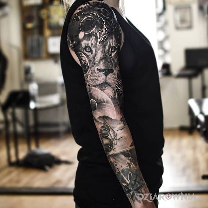 Tatuaż lwisko w motywie czarno-szare i stylu realistyczne na ręce