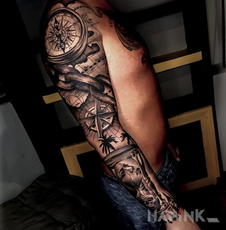 Tattoo Kompas z łańcuchem in black and gray motif and realistic style On the arm