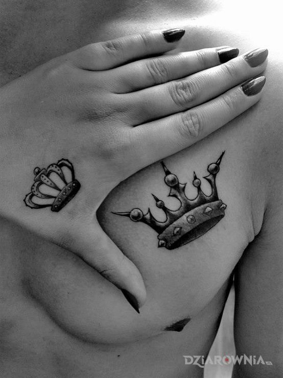 Tatuaż korony w motywie miłosne na klatce