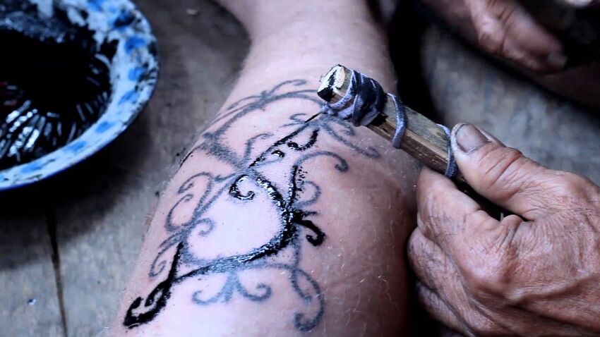 plemię dayak i sprzęt do tatuażu