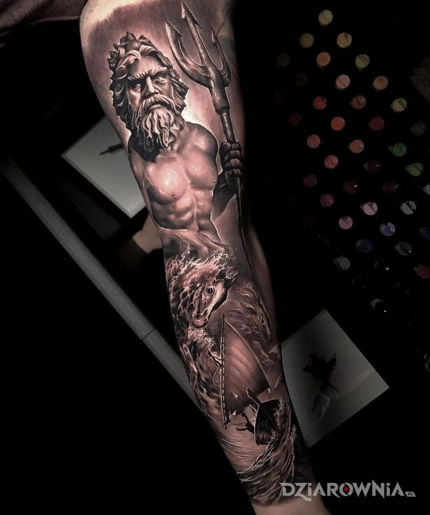 Tatuaż posejdon w motywie rękawy i stylu realistyczne na przedramieniu