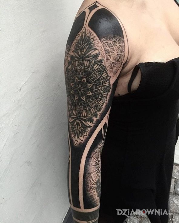 Tatuaż mandala - rękaw w motywie rękawy i stylu dotwork na ramieniu