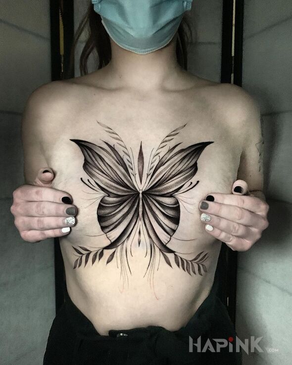Tattoo Ogromny motyl in butterflies motif and graphic / illustrative style underboob